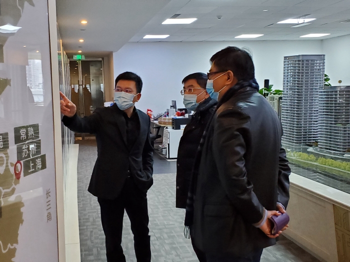 区人大常委会主任朱勤皓赴企业开展大走访大排查3_副本