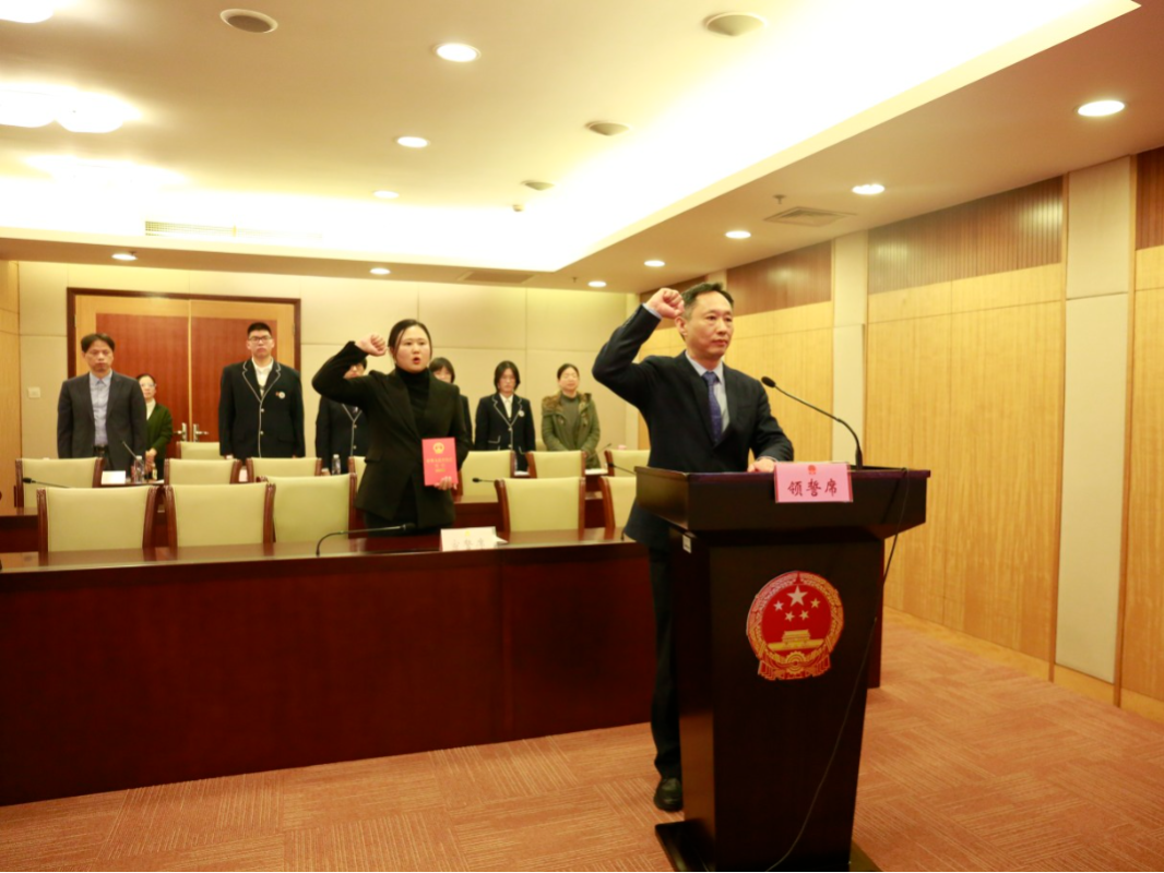 区第十七届人大常委会举行第三十四次会议